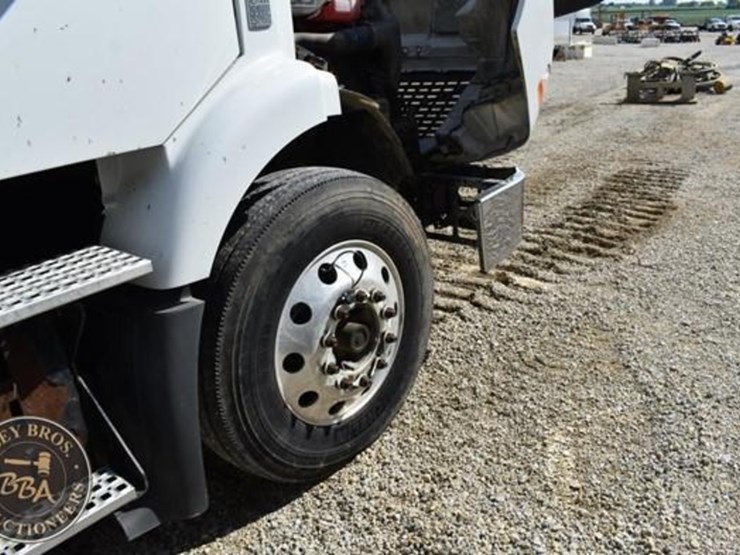 2015-volvo-vnm64t200-image-28