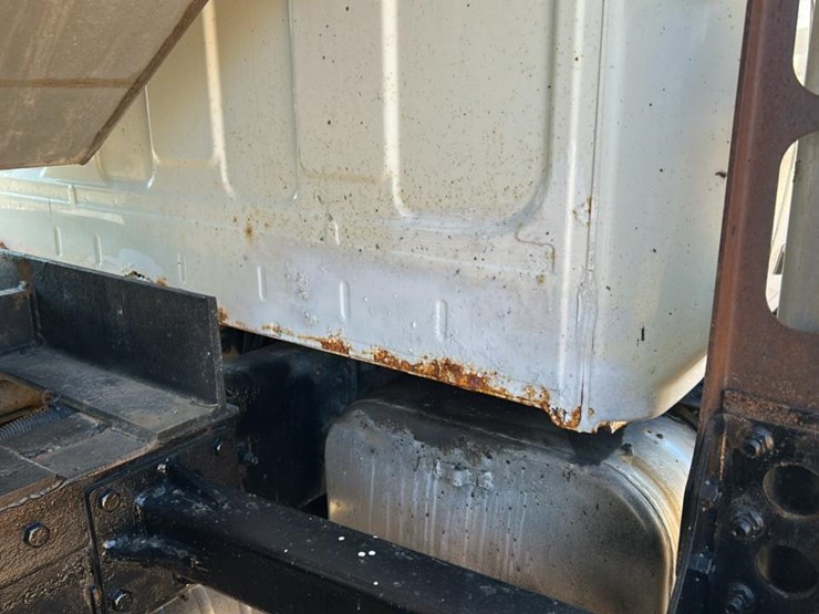 #1963-•-2010-dump-&-spreader-truck*-image-39