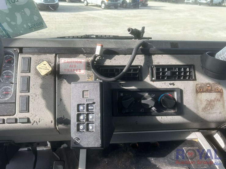 2003-freightliner-fl60-image-13