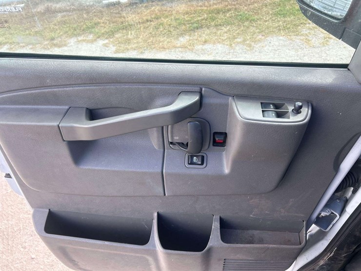 2019-chevrolet-express-2500-cargo-van-image-17
