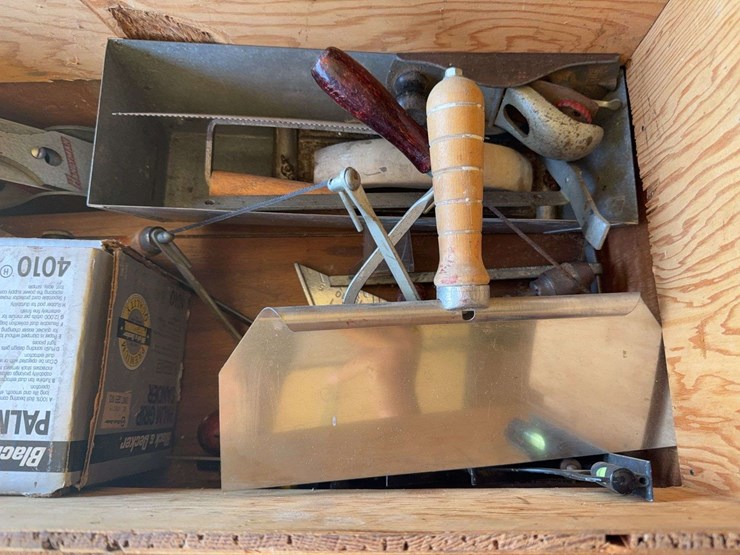 woodworking/drywall-tools,-palm-sander,-planes---in-wooden-box-image-2