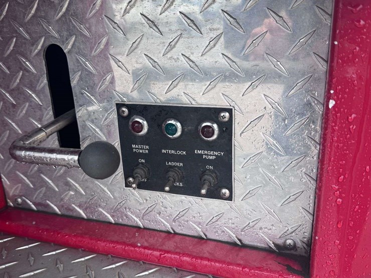 1984-e-one-ladder-truck-image-16