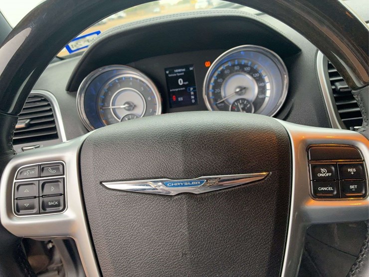 2012-chrysler-300-c-sedan-4d-image-28