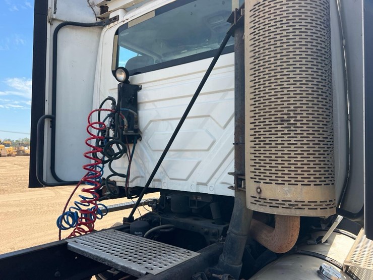 2011-international-prostar-+122-6x4-daycab-road-tr-image-16