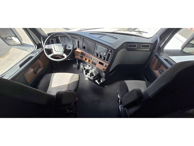 2026-freightliner-cascadia-126-image-2