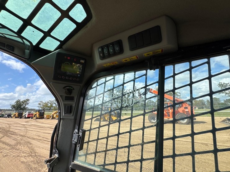 2020-caterpillar-259d3-image-25