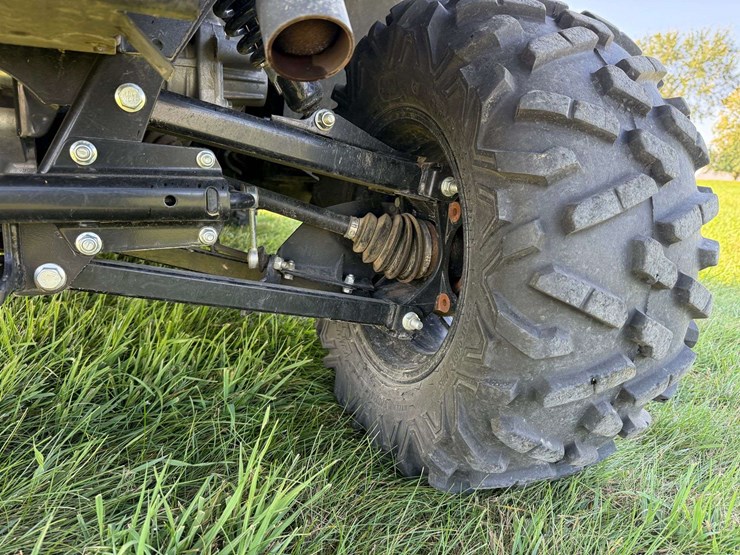 2021-john-deere-gator-image-15