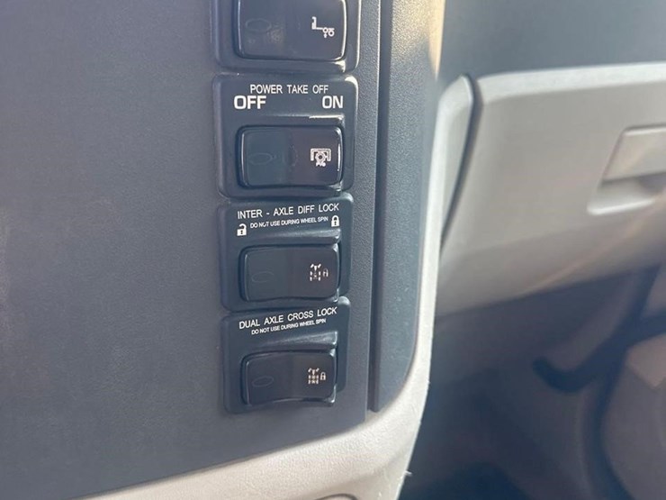 2019-peterbilt-567-image-36