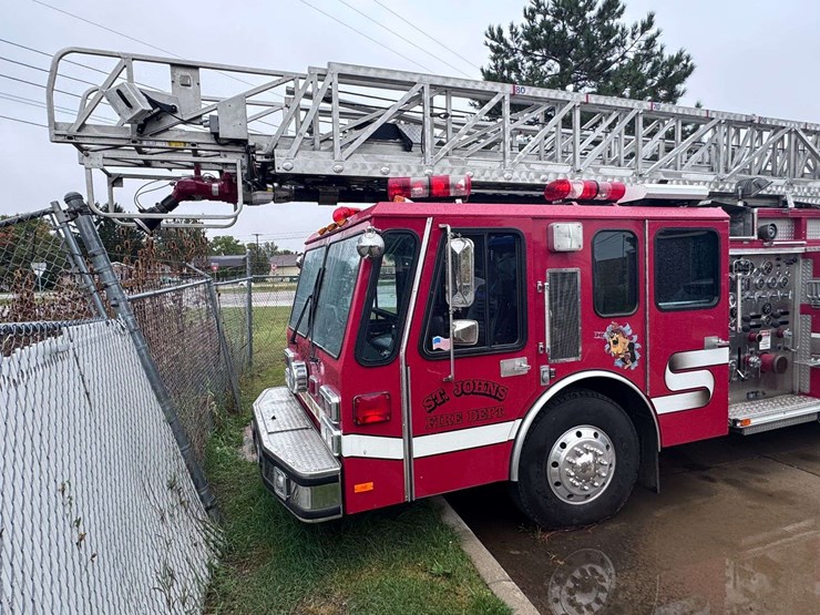 1984-e-one-ladder-truck-image-1