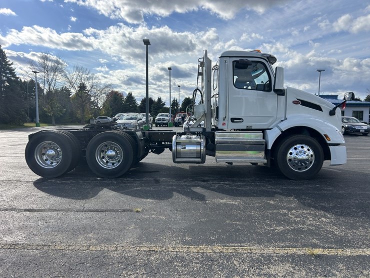 #1672-•-2024-peterbilt-day-cab-truck-tractor-image-6
