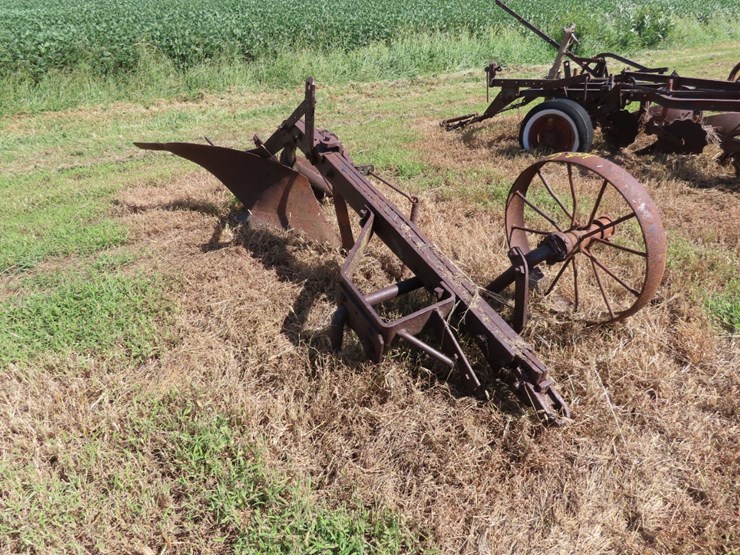 antique-single-bottom-plow-image-2