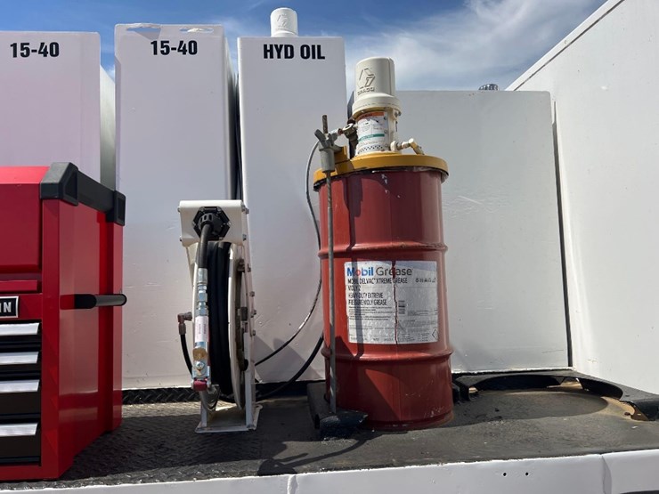 2012-peterbilt-pb348-fuel-&-lube-truck-image-24