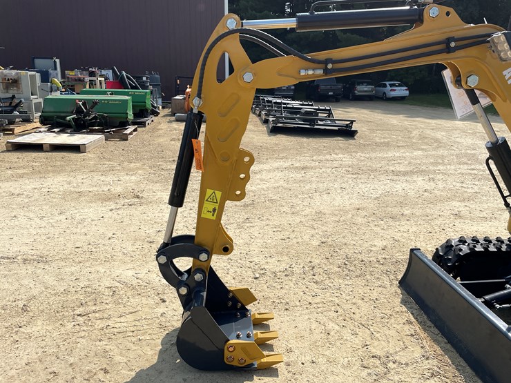 #211-•-new-rt15r-mini-excavator-image-9