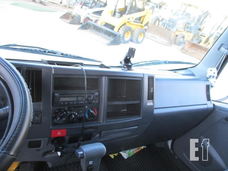 2022-isuzu-nrr-image-9