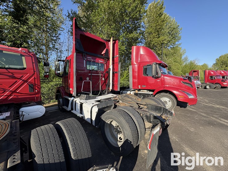 2015-volvo-vnm42t-truck-tractor-image-11
