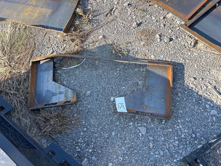#32-•-(1)-open-back-skid-steer-mount-plate-(bent)-image-2