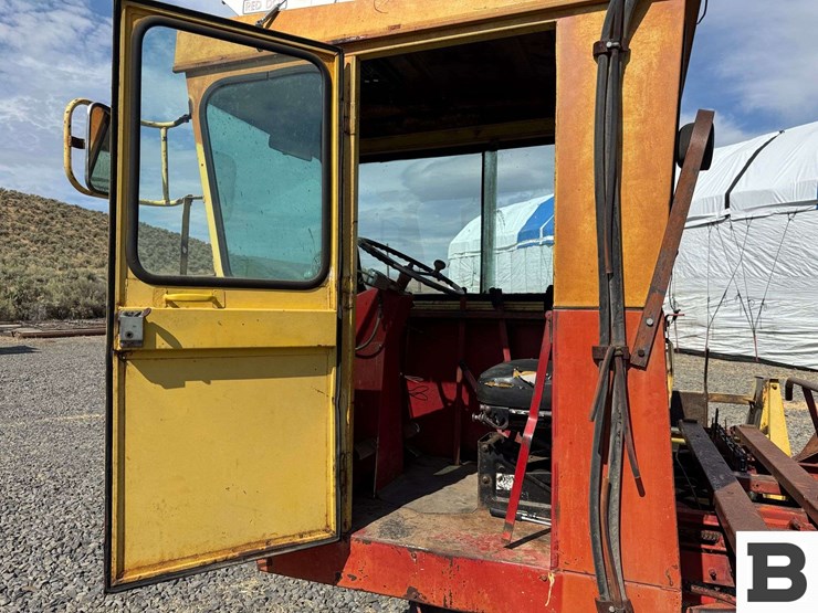 new-holland-1048-image-47