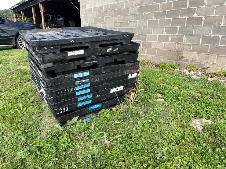 #4483-•-(11)-poly-pallets-image-3
