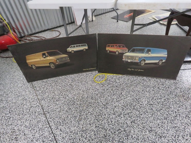 1983-4-chevrolet-van-litho-dealership-picture-displays-image-2
