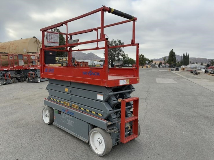 2005-skyjack-sj-3226-scissor-lift-image-4
