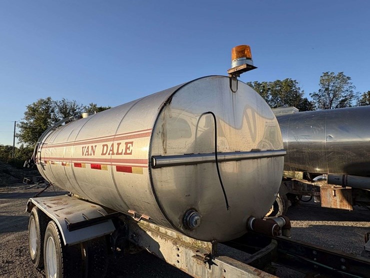 1989-international-8300-water-truck,-cummins-350,-10-speed,-tandem-axle,-246”-wb,-lopro-22.5-on-stee-image-13