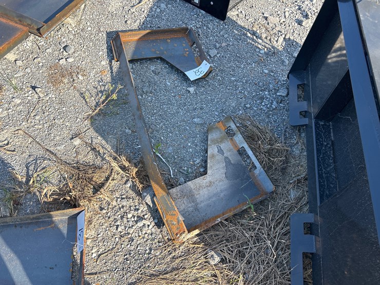 #32-•-(1)-open-back-skid-steer-mount-plate-(bent)-image-1