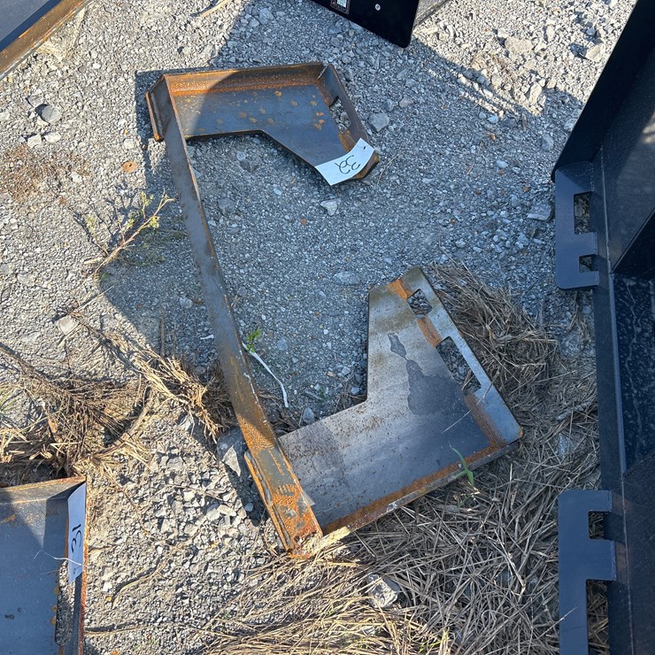 #32 • (1) OPEN BACK SKID STEER MOUNT PLATE (bent)
