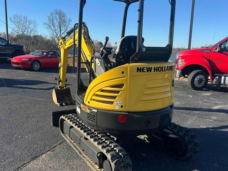 2020-new-holland-e26c-image-3