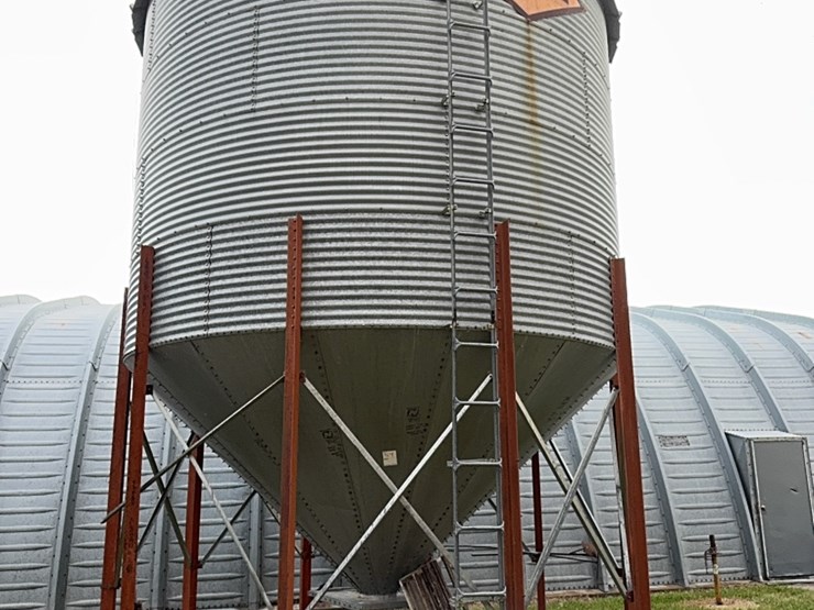 stormor-hopper-bin,-2100-bu.,-good-shape-image-1