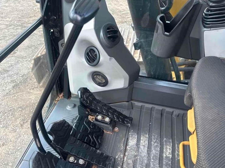 2019-caterpillar-320-image-61