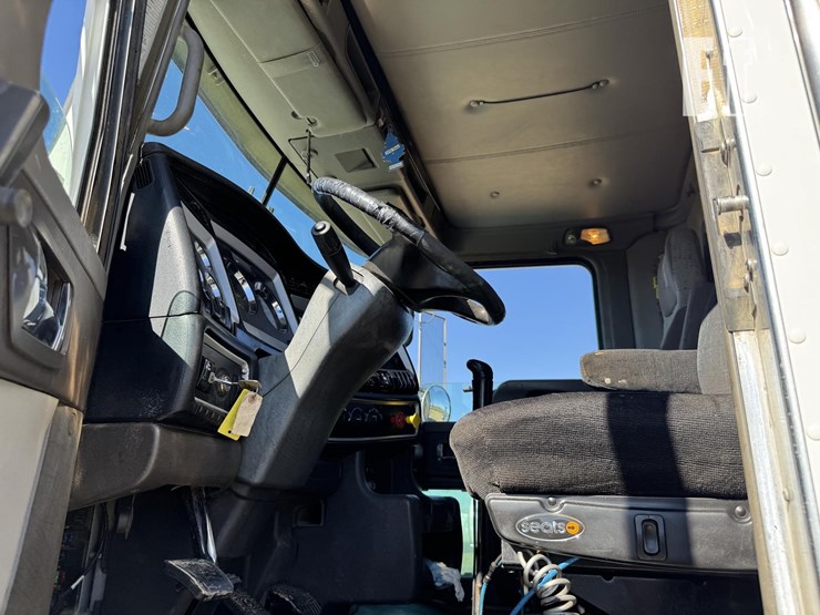 2011-kenworth-t800-image-23
