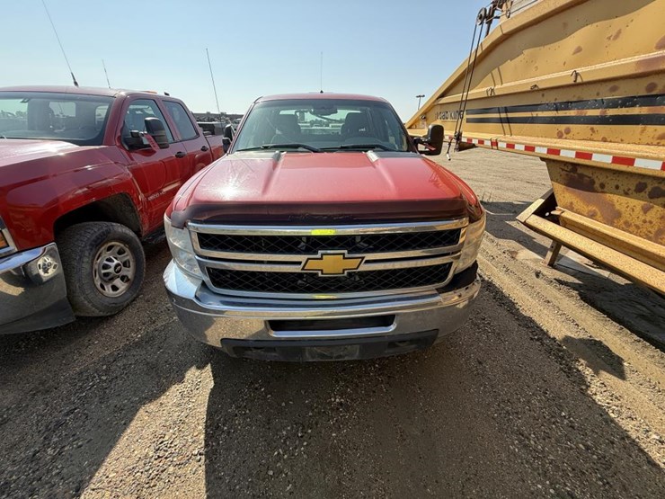 #2141-•-2013-chevrolet-silverado-2500hd-4x4-pickup-truck-image-2