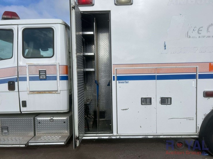 2003-freightliner-fl60-image-22