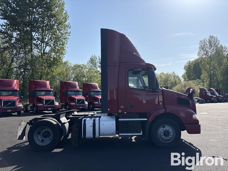 2015-volvo-vnm42t-truck-tractor-image-4