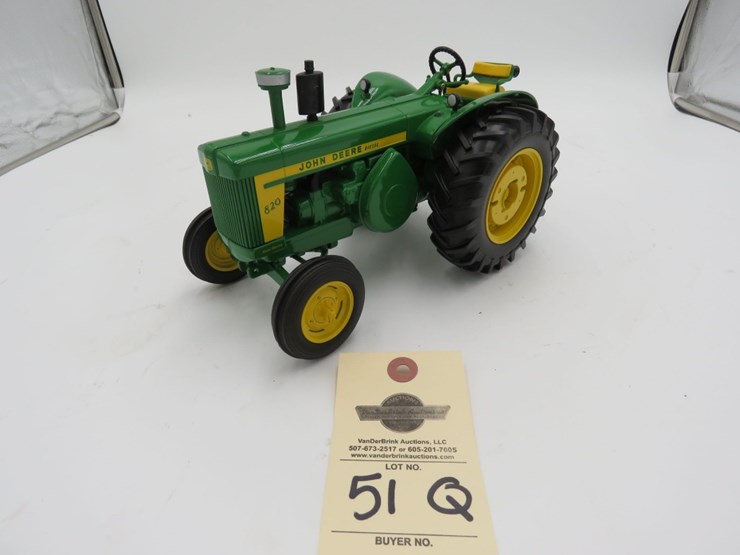 ertl-1/16th-scale-john-deere-820-toy-tractor-image-1