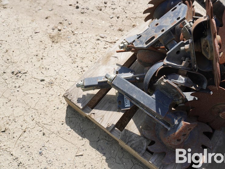 yetter-screw-adjust-trash-managers-image-9