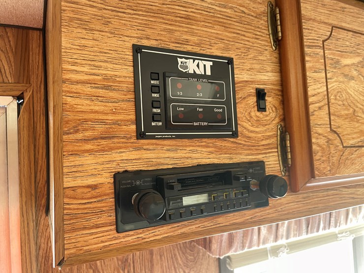 #1900-•-1989-companion-gooseneck-camper-(has-wi-title)-image-79