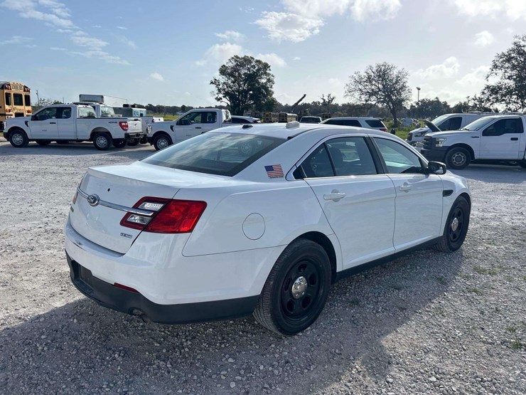 2014-ford-taurus-awd-sedan-image-3