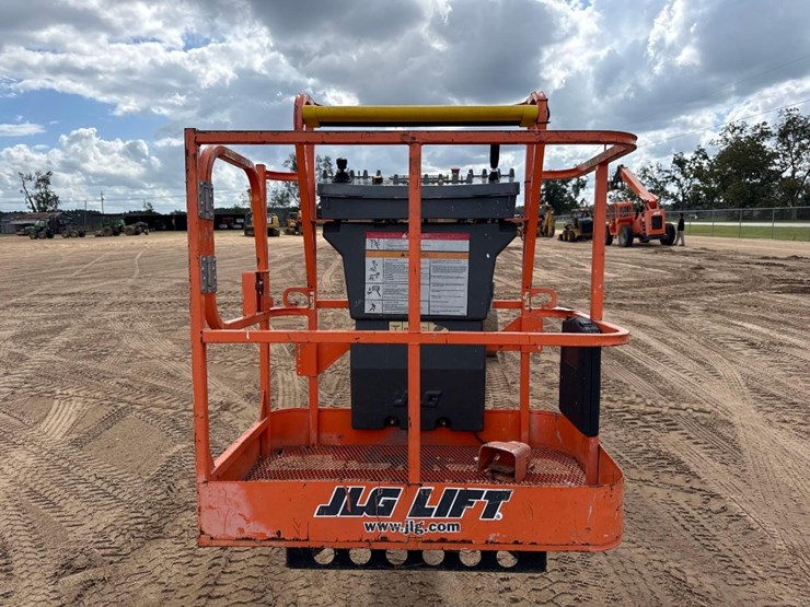 2007-jlg-e400ajp-image-2