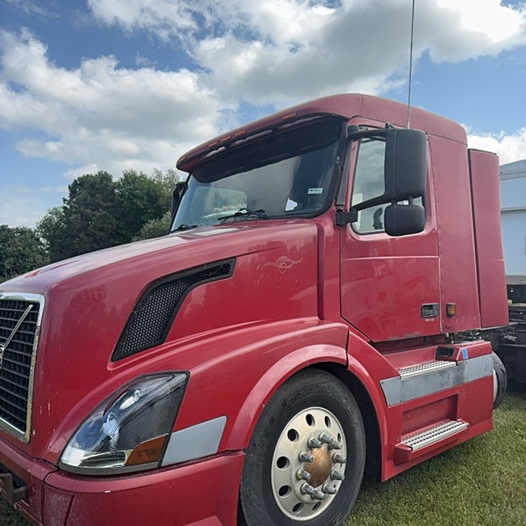 2004 Volvo day cab semi, ISX450 hpGM Volvo, 13 speed manual, 22.5 tires