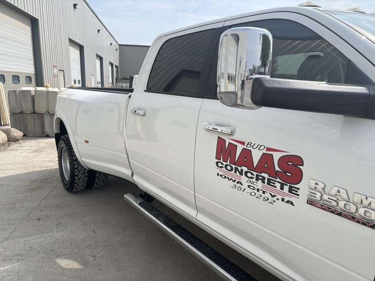 2017-dodge-ram-3500-image-12