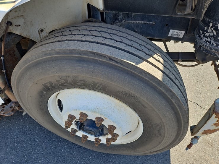 2003-freightliner-fl70-image-13