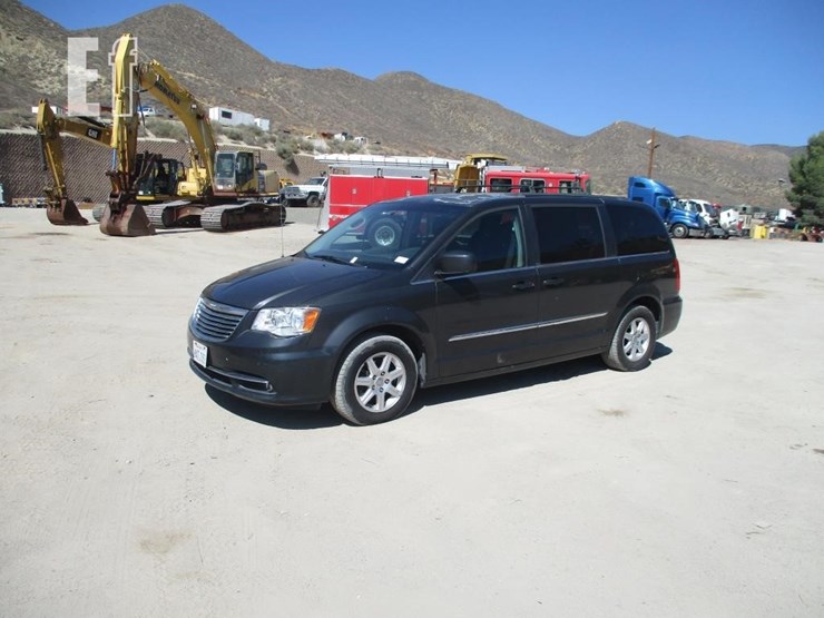 2012-chrysler-town-&-country-image-1