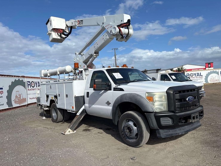 2015-ford-f-550-4x4-bucket-truck-image-2