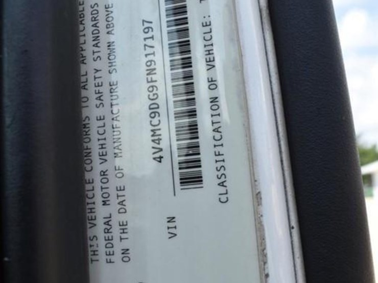 2015-volvo-vnm64t200-image-17
