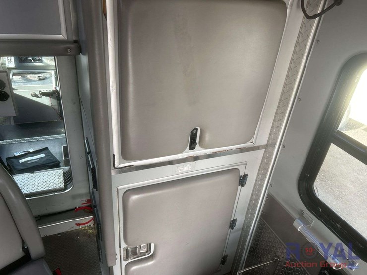 2003-freightliner-fl60-image-43