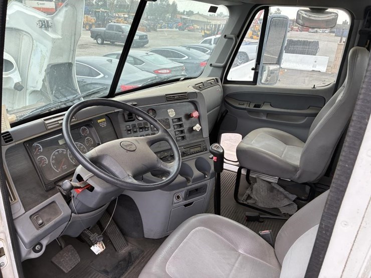 2008-freightliner-columbia-truck-tractor-image-14