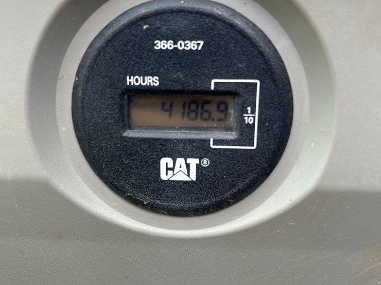 2016-caterpillar-325fl-image-32