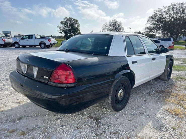 2011-ford-crown-victoria-sedan-image-3