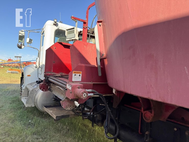2005-peterbilt-335-image-14